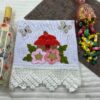 Pano de Prato Cupcake com Flores e Borboleta - 50x70 cm com Barra de Crochê