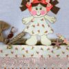 Pano de Prato 50x70cm – Boneca com Laços e Vestido de Flores